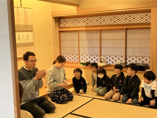 往生寺でお茶会する、長野INSの園児